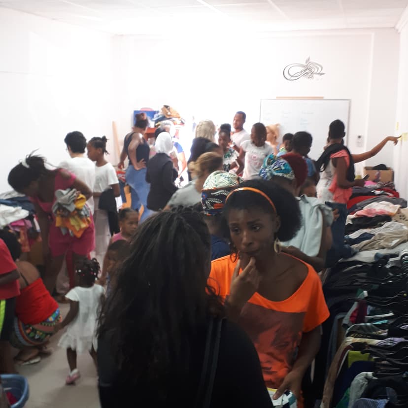 1er vide grenier gratuit en collaboration avec secours musulmans guyane bravo et merci aux bénévoles