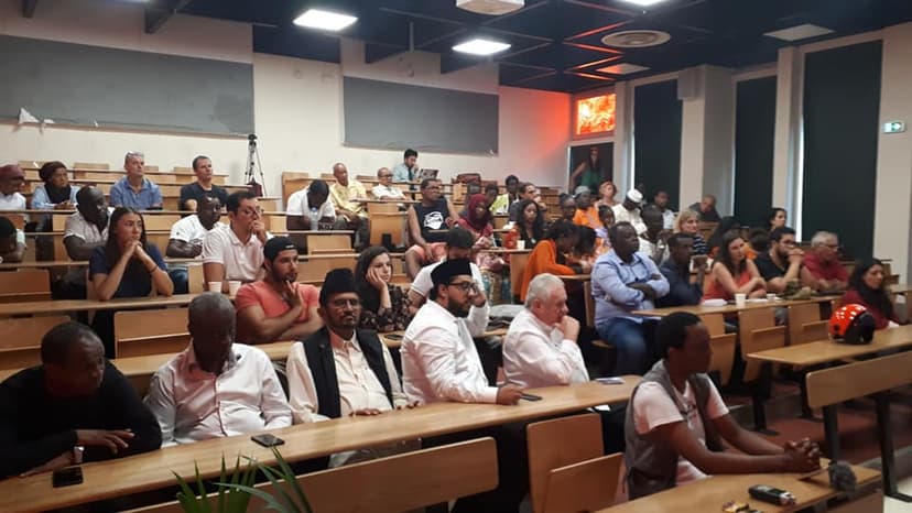 La deuxièmes rencontre annuelle des musulmans de Guyane française co-organisée par la FAMG et l’#A2CMGF se sont déroulées ce matin avec une conférence co-organisée avec l’association fraternité internationale étudiante sur le thème « vers une société inclusive » animée par Dr Bajrafil Mohamed et le professeur Adrien Leites.